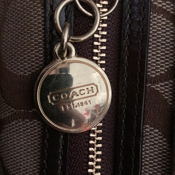 Signature Coach Print Shoulder Bag - Picture 4 of 16